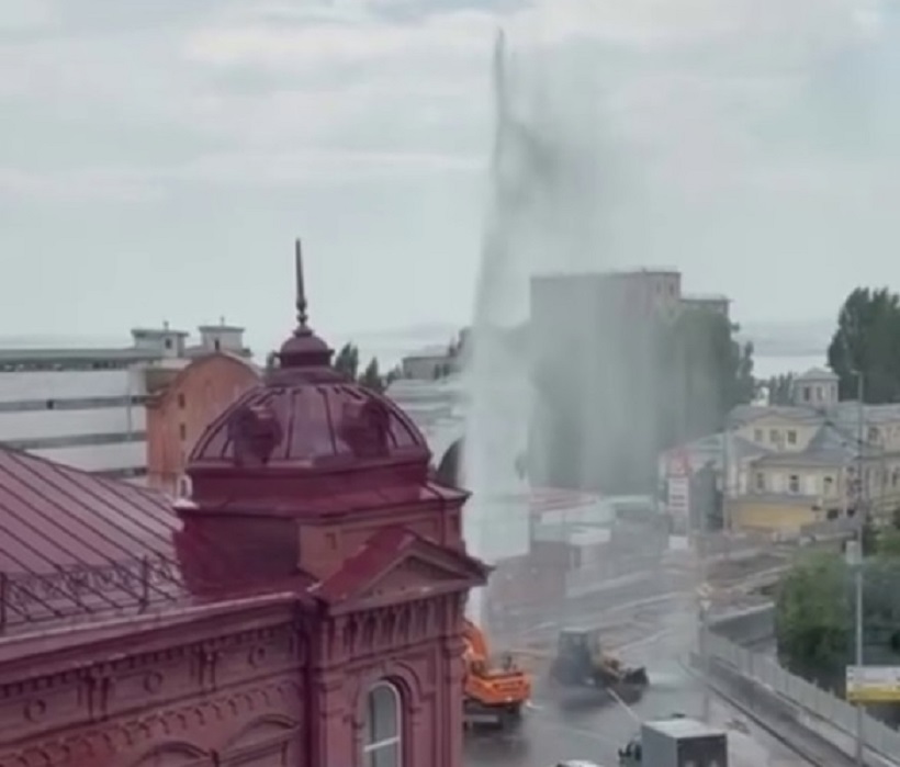 В Саратове бил огромный коммунальный фонтан