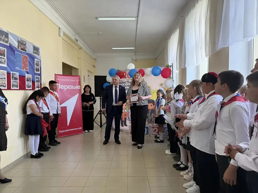 Саратовский министр призвала выпускников не терять связь со школой